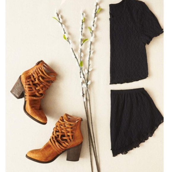 GUC: Free People. Carrera Bootie. Tan 8.5-9 - Picture 2 of 8